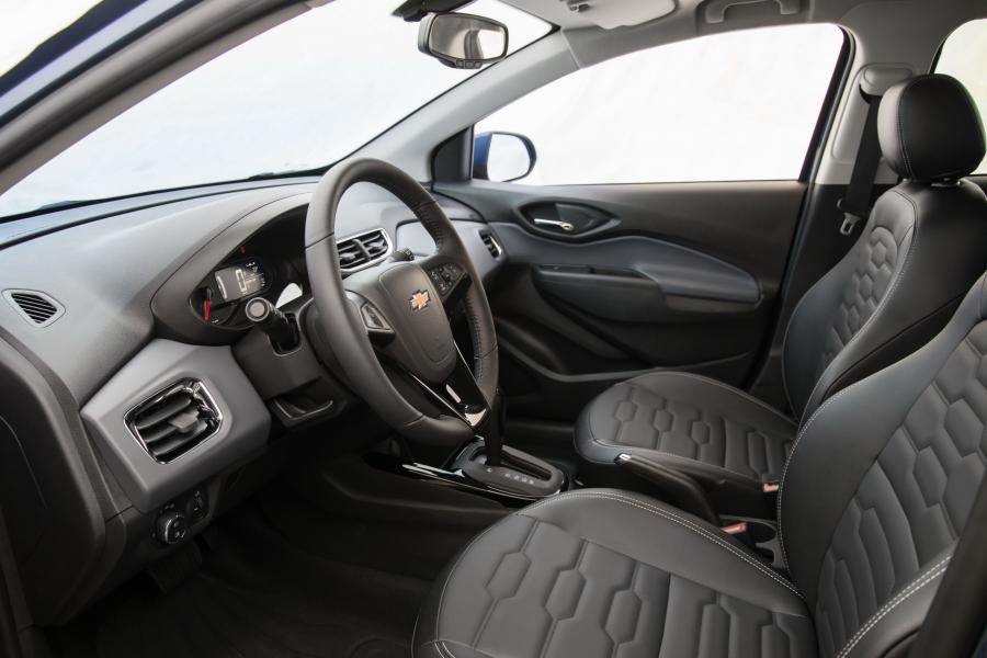 Интерьер Chevrolet Onix LT 2018 года  (фото 3 из 8)